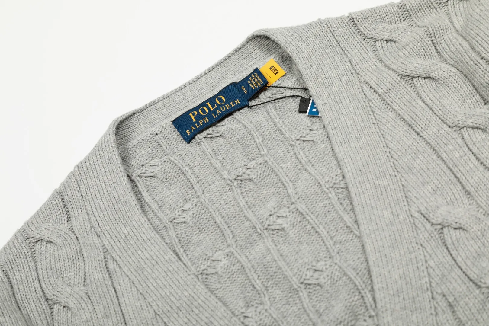 P250 Top quality" Style number: DS113# (not off the shelves all year round) [Ralph Lauren large V-neck solid color pony embroidered logo twist knitted cardigan] ✅Ralph Lauren classic basic versatile goddess style large V-neck knitted cardigan jacket ✅Main supply platform live broadcast Wholesale entities Replenish when out of stock Not off the shelves ✅ZP quality 1:1 version Scan the code to enter the GF website Counter quality ✅Detailed quality is the only one in Guangzhou Imported quality cotton yarn, focusing on high-end, cost-effective, good quality needless to say ✅The version is restored to the original order, the maximum size can be worn up to 160 pounds, loose, comfortable and stress-free ✅The upper body is simple and easy to match, ootd must-have style, good-looking clothes are never picky, a must-have in the goddess' wardrobe. Size: S-XL Color: Black White Gray Light Blue Khaki Pink Yellow Chinese Red Navy Blue White Label Navy Blue Red Label